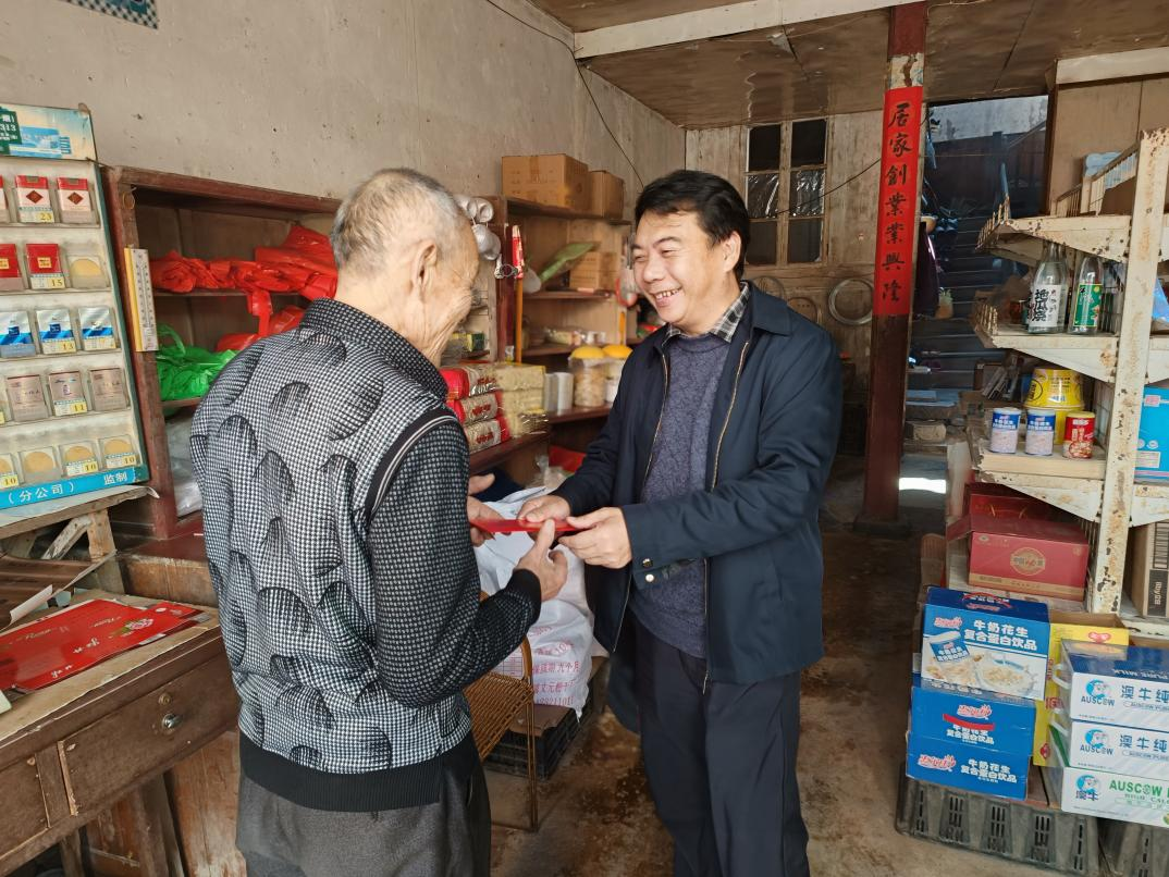 市國(guó)投公司下屬企業(yè)閩東能源公司陪同市政協(xié)領(lǐng)導(dǎo)到古田縣南陽(yáng)村開(kāi)展走訪(fǎng)慰問(wèn)活動(dòng)